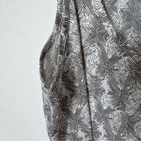 BP Gray and White Patterned Tank Top Size Small Geometric Lines Curved Hemline - Picture 4 of 11